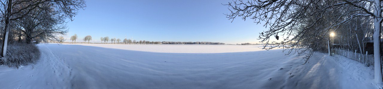 Ein Schneebedecktes Feld direkt hinter dem Grundstück